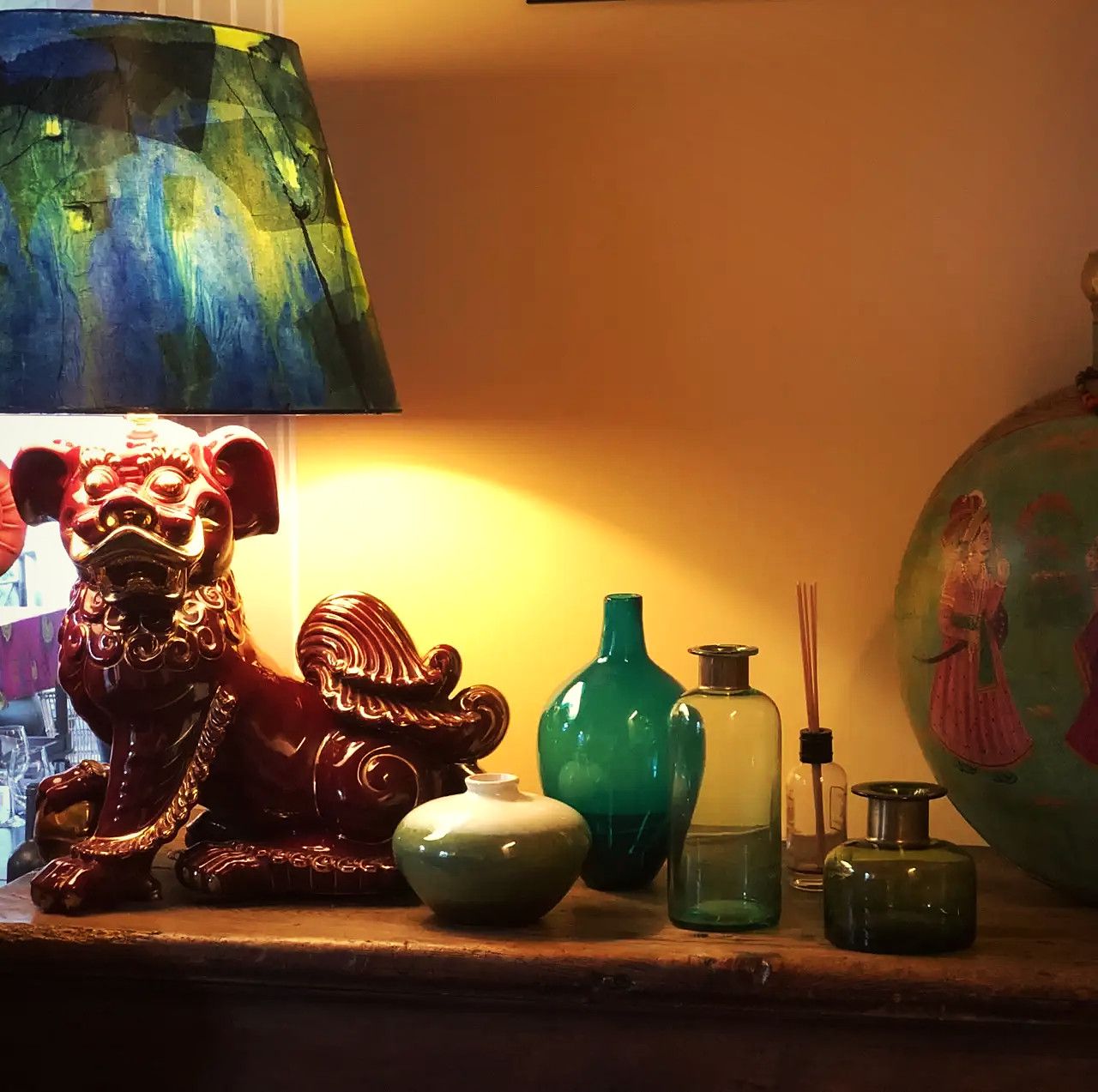 Keramik und farbiges Glas