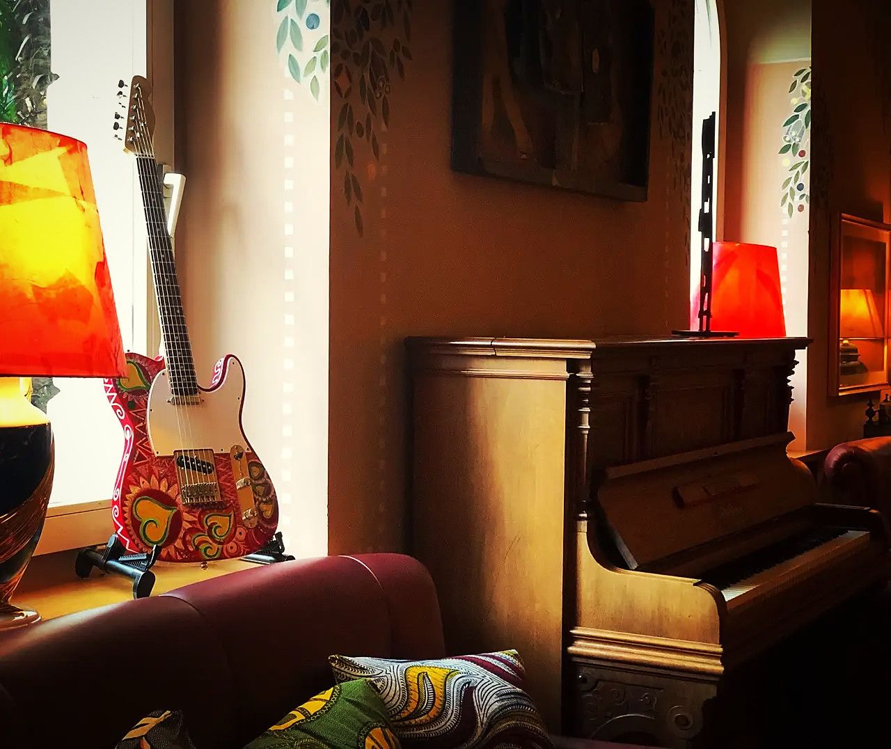 The piano and the electric guitar in the hall