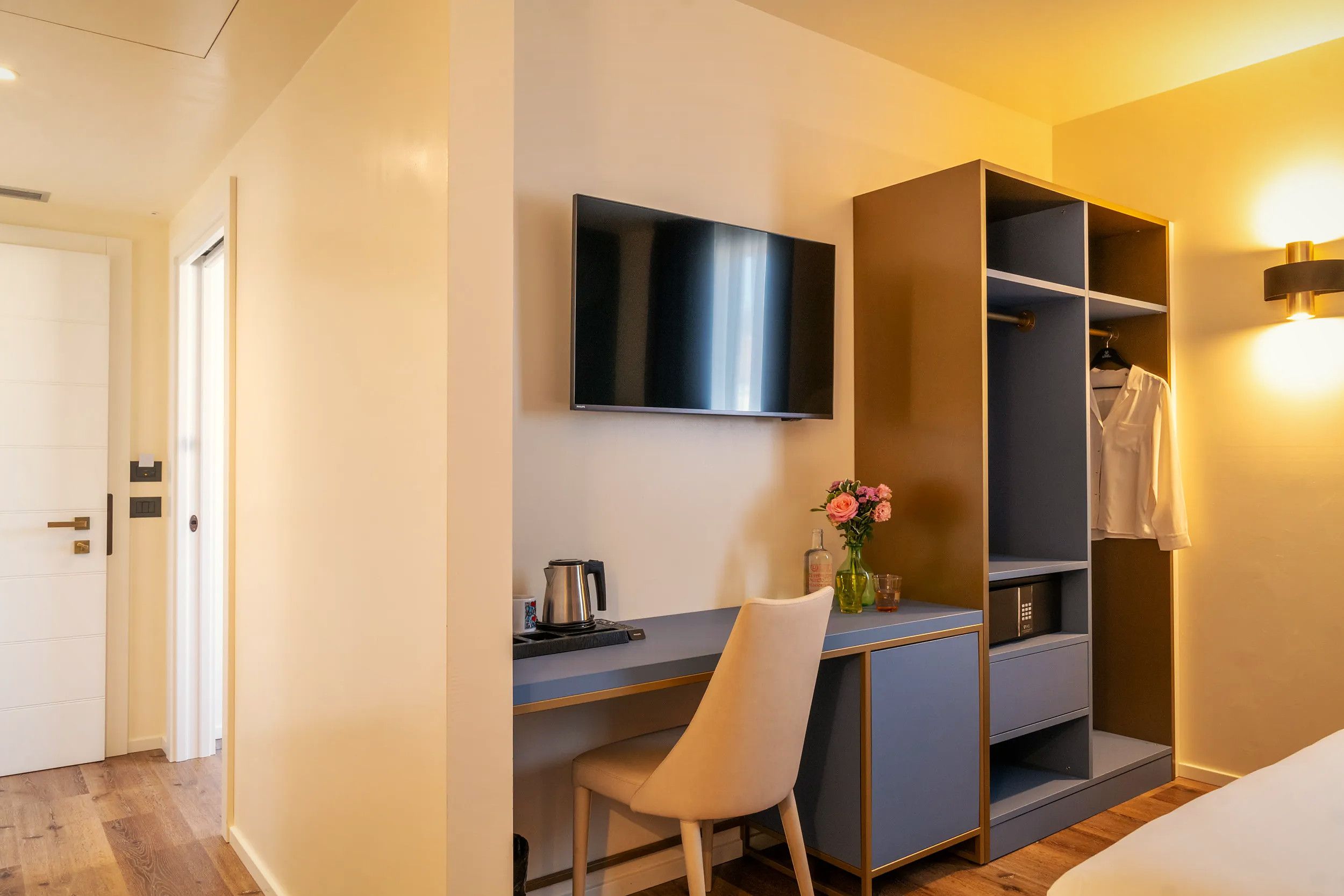 Ein renoviertes Zimmer mit Schreibtisch und Kleiderschrank